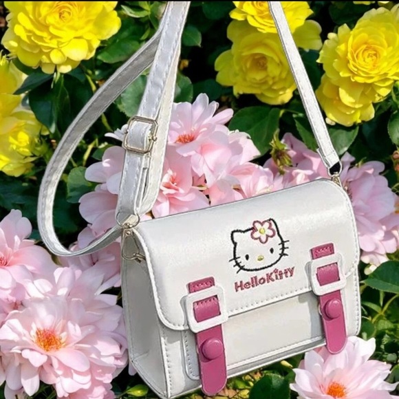 Hello Kitty Shoulder Bag - Kawaii Design in White and Pink with Adjustable Strap - Picture 3 of 13